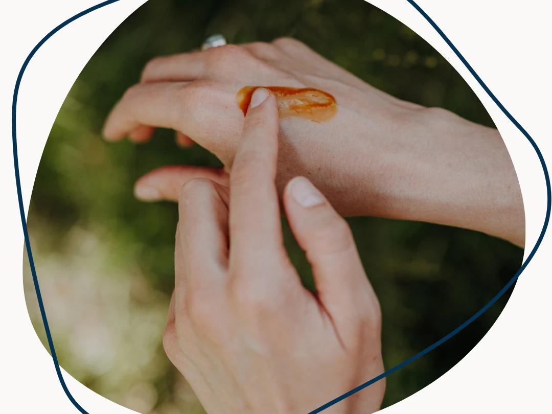 Naturkosmetik (1).png Zwei Hände mit Emulsion auf Handrücken