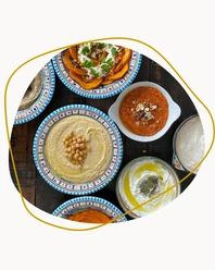Levante_Kueche (1).png Teller und Schälchen mit mediterranen Speisen