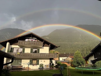 Außenansicht mit Regenbogen