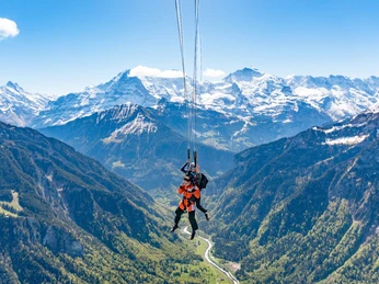 skydive-interlaken-tandemsprung-landung-eiger-moench-jungfrau-sommer.jpg