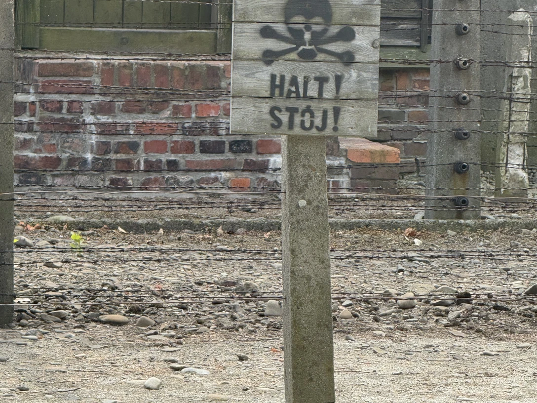 Auschwitz_Stoppschild.jpg