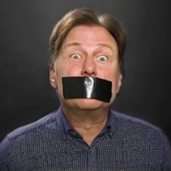 Mann mit Klebeband über dem Mund vor dunklem Hintergrund und weit aufgerissenen Augen