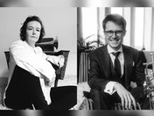 Zwei erwachsene Personen sitzen getrennt im Schwarzweißporträt in ruhiger Pose.