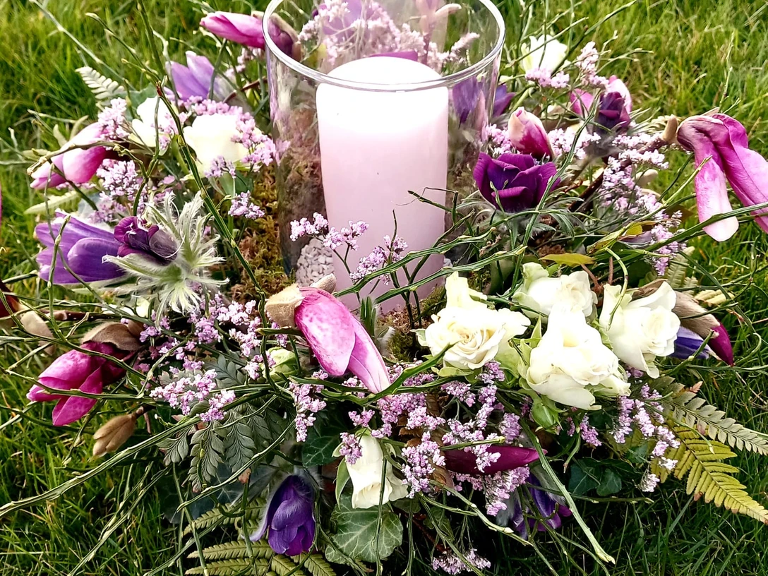 3dcf513e-b788-4661-a80b-01f6441ef33e.jpeg Kerzenglas mit Frühlingskranz in lila rosa weiß
