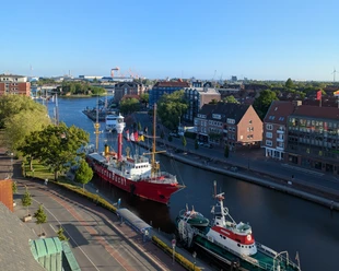 Emden Ratsdelft.jpg Der Emder Ratsdelft mit den Museumsschiffen bei blauem Himmel.