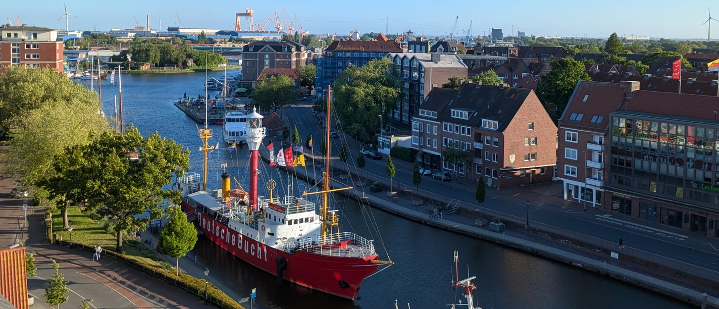 Emden Ratsdelft.jpg Der Emder Ratsdelft mit den Museumsschiffen bei blauem Himmel.