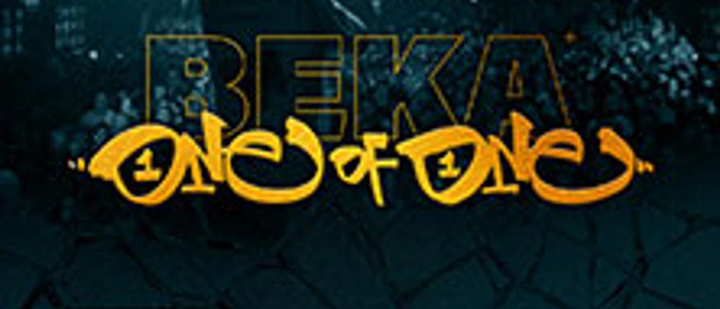 Dunkle Bühne mit jubelnder Menge und einer erhobenen Silhouette vor großem Schriftzug