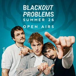 Bandporträt vor türkisfarbenem Hintergrund mit Schriftzug zu Blackout Problems Open Airs