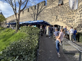 Terrasse vor der Kölner Stadtmauer Gäste auf der Terrasse vor der Kölner StadtmauerGuests on the terrace in front of Cologne's city wall
