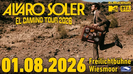 AS_Event-Header.jpg Ein Mann in Anzug läuft durch karge Landschaft mit Koffer, Schriftzug Alvaro Soler El Camino Tour 2026