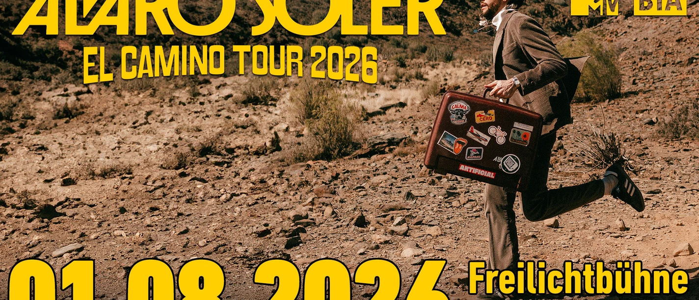 AS_Event-Header.jpg Ein Mann in Anzug läuft durch karge Landschaft mit Koffer, Schriftzug Alvaro Soler El Camino Tour 2026