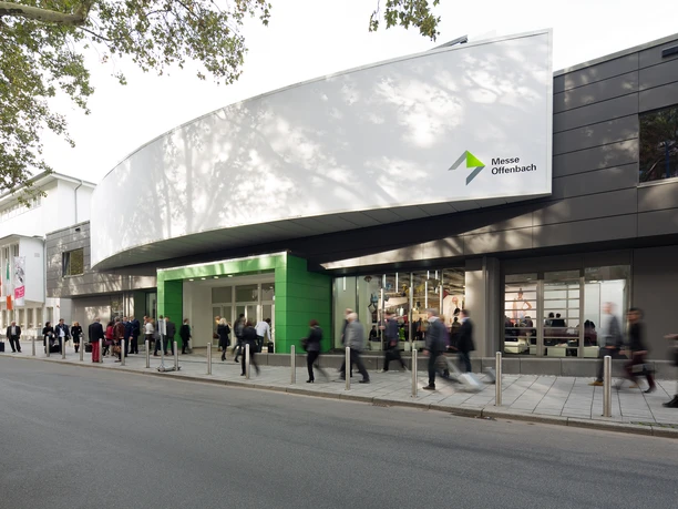 Messe Offenbach - Aussenansicht Aussenansicht der Messe Offenbach, davor Menschen.