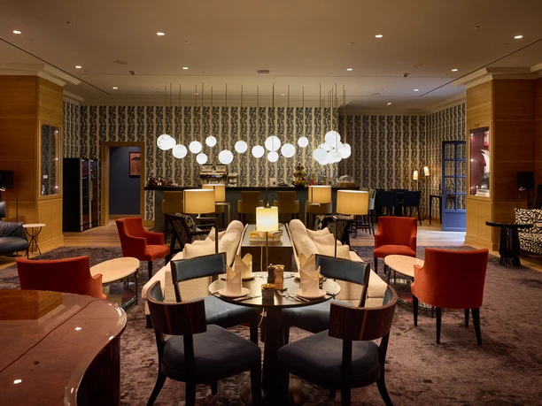 VIP-Terminal Flughafen Frankfurt - Global Lounge Lounge in gemütlichem Ambiente, im Vordergrund ein Klavierflügel.