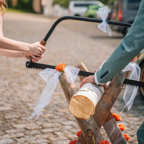 Hochzeit in Leipzig mit Baumstamm sägen - Tom Williger