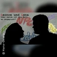 Silhouetten eines Paars vor bunt beschrifteter Wand mit dem Titel Leonce und Lena.