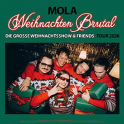 Gruppe in Weihnachtspullovern posiert fröhlich mit Geschenken vor glitzerndem Hintergrund