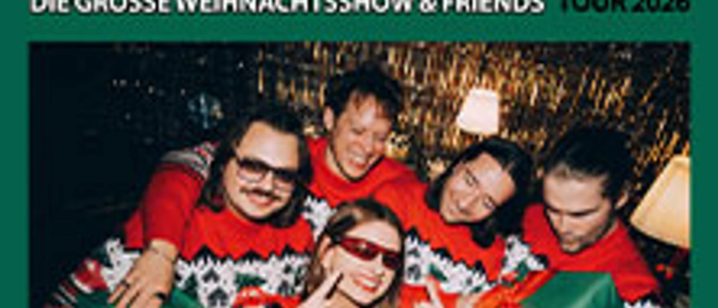 Gruppe in Weihnachtspullovern posiert fröhlich mit Geschenken vor glitzerndem Hintergrund