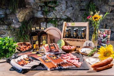 Auswahl an regionalen Produkten der Landmetzgerei & Catering Hanten Auswahl regionaler Fleisch- und Wurstwaren, Spirituosen und Getränke der Landmetzgerei Hanten in Erkrath.