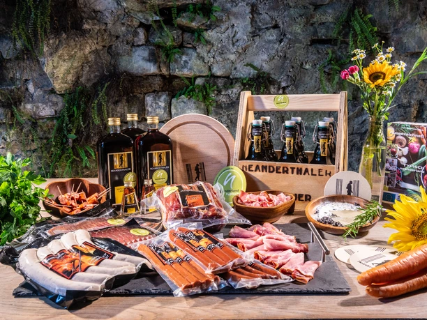 Auswahl an regionalen Produkten der Landmetzgerei & Catering Hanten Auswahl regionaler Fleisch- und Wurstwaren, Spirituosen und Getränke der Landmetzgerei Hanten in Erkrath.