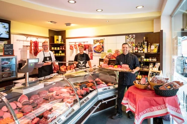 Dirk Hanten und sein Team im Ladenlokal der Landmetzgerei & Catering Hanten in Erkrath Dirk Hanten und sein Team in ihrer Metzgerei in Erkrath, umgeben von frischen Fleischprodukten.