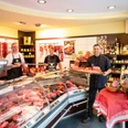 Dirk Hanten und sein Team im Ladenlokal der Landmetzgerei & Catering Hanten in Erkrath Dirk Hanten und sein Team in ihrer Metzgerei in Erkrath, umgeben von frischen Fleischprodukten.