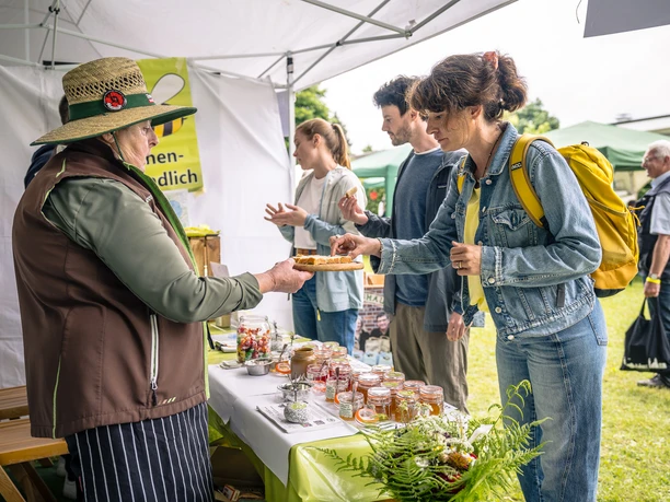 Fruchtaufstriche probieren vom Natur- & Steinhof Radtke Eine Frau probiert verschiedene Fruchtaufstrichen vom Natur- & Steinhof Radtke.