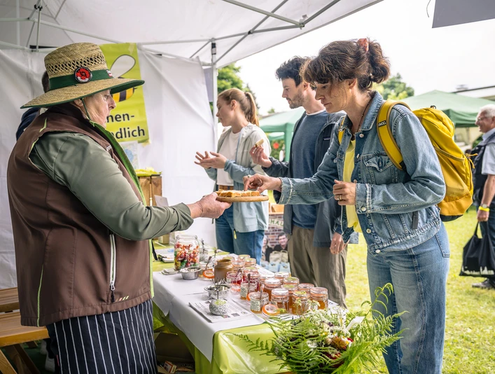 Fruchtaufstriche probieren vom Natur- & Steinhof Radtke Eine Frau probiert verschiedene Fruchtaufstrichen vom Natur- & Steinhof Radtke.