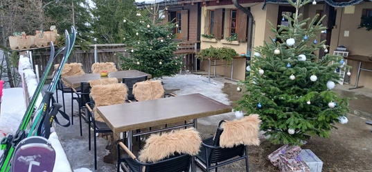 Heiri Hütte Terrasse.jpg