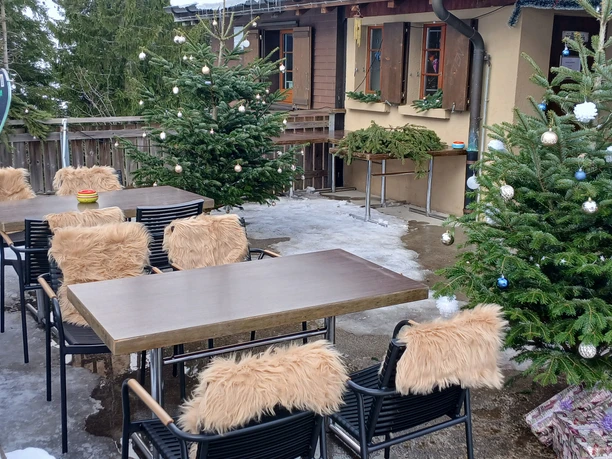 Heiri Hütte Terrasse.jpg