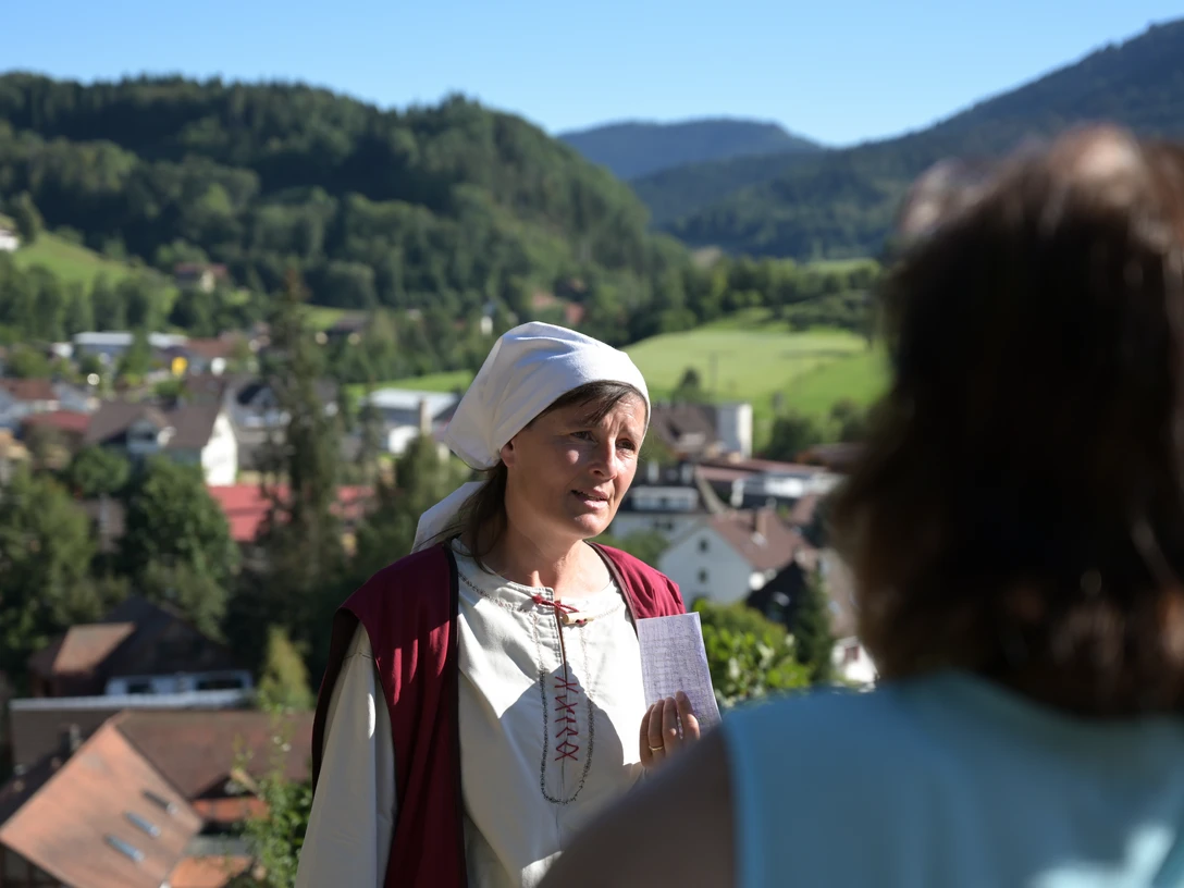 Silvia Spinner als Magd Agata