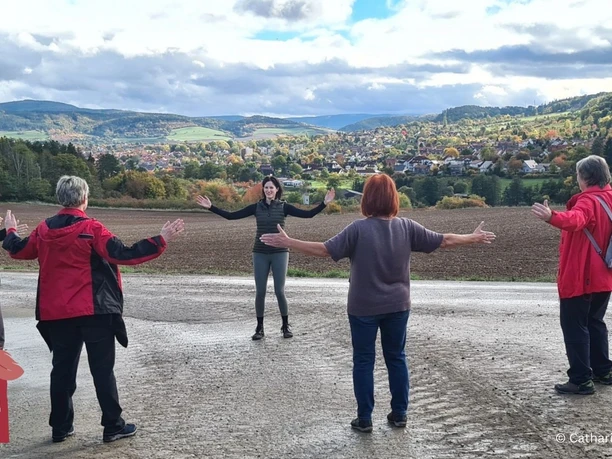 Eine Gruppe beim Gesundheitswandern