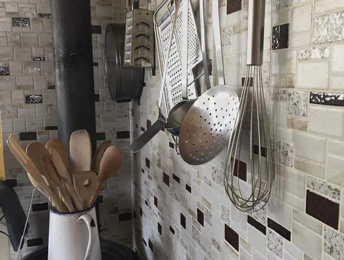 Küchenutensilien auf altem Ofen