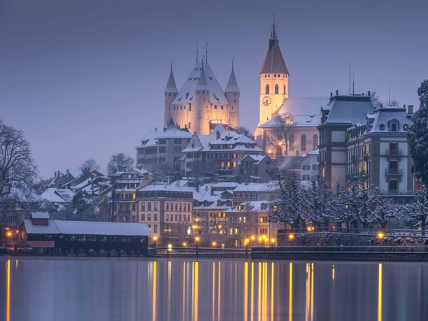 thun-schloss-kirche-winter-schnee-lichterglanz.jpg