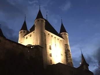 schloss-thun-abend-daemmerung-beleuchtung.jpg