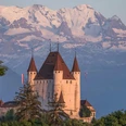 schloss-thun-baeume-berge.jpg