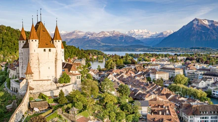 schloss-thun-dronenbild-sommer-stadt-thunersee-berge.jpg