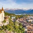 schloss-thun-dronenbild-sommer-stadt-thunersee-berge.jpg