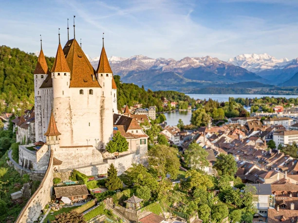 schloss-thun-dronenbild-sommer-stadt-thunersee-berge.jpg