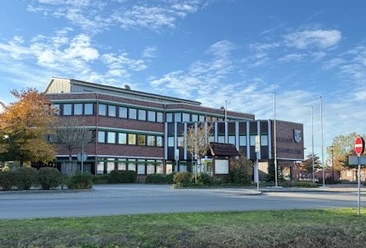 Rathaus Gemeinde Rhauderfehn Außenansicht des modernen Backstein-Rathauses in Rhauderfehn mit Vorplatz.
