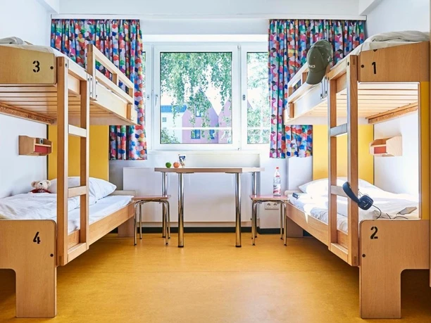 Haus der Jugend e.V. - Zimmer Zimmer mit zwei Stockbetten.
