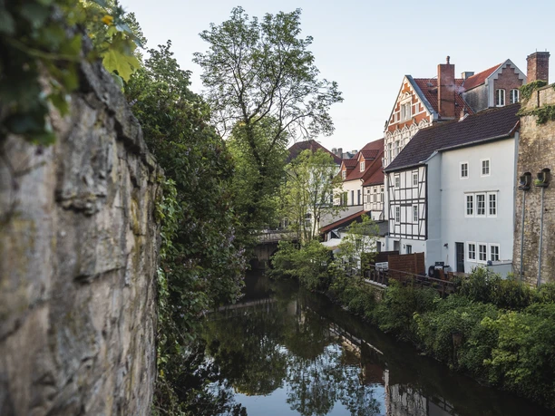 De Hase in Osnabrück De rivier de Hase stroomt door Osnabrück, omzoomd door groene ruimten en stedelijke omgeving.
