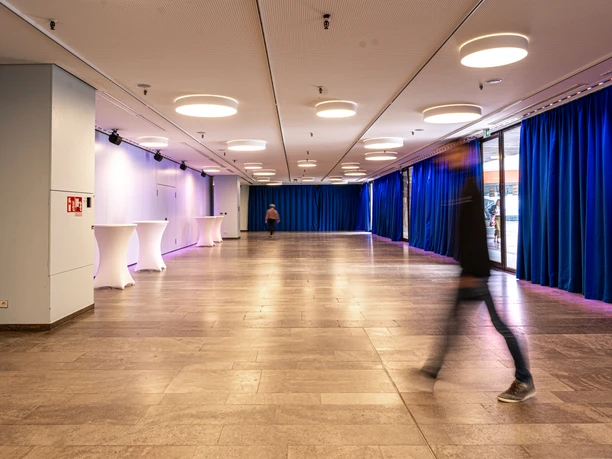 Hugenottenhalle - Foyer Foyer mit Stehtischen entlang der Seitenwände.