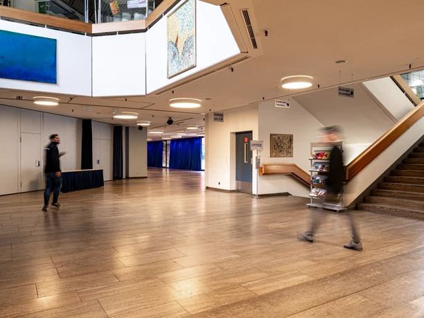 Hugenottenhalle - Foyer Blick in ein Foyer mit Treppenaufgang und Empore.