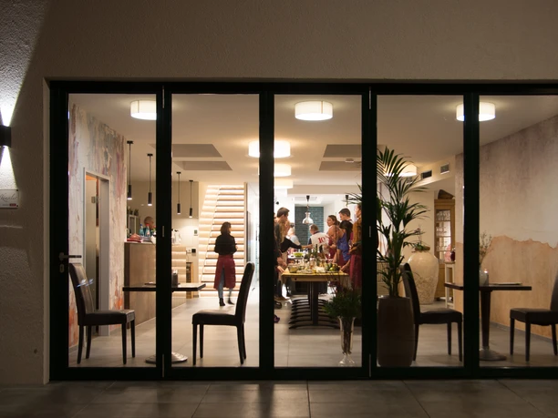 Lifestyle Workshop - Insight View through floor-to-ceiling windows into the interior of the event location.