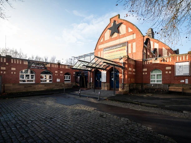 Bahnhof Langendreer Bochum Nachweis Christoph Partsch_7.jpg Backsteinbau des Bahnhofs Langendreer mit Glasvordach und großem Stern am Giebel