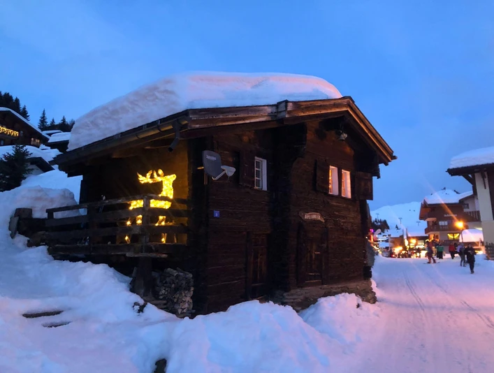 Kapellenblick Winter mit Hirsch