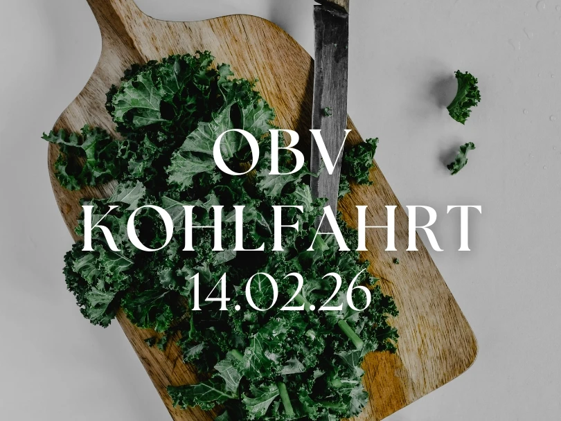 OBV Kohlfahrt.jpg Frischer Grünkohl auf Holzbrett mit Messer, Hinweis auf traditionelle OBV-Kohlfahrt am 14. Februar 2026