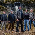 Anduril-Bandfoto.jpeg Sieben Männer der Band Anduril stehen vor einer alten Steinruine, in Freizeitkleidung und Jacken.