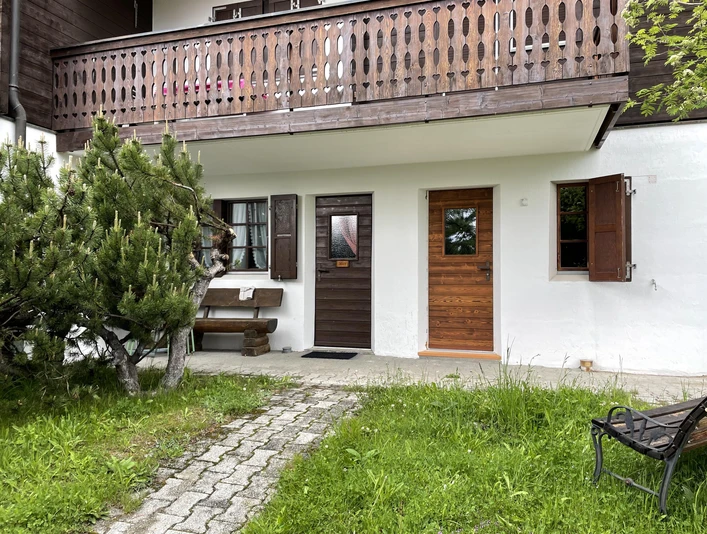 Eingang mit Aussensitzplatz