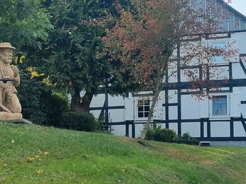 Geoinfo-Stube Ohl mit Bergmann.jpg